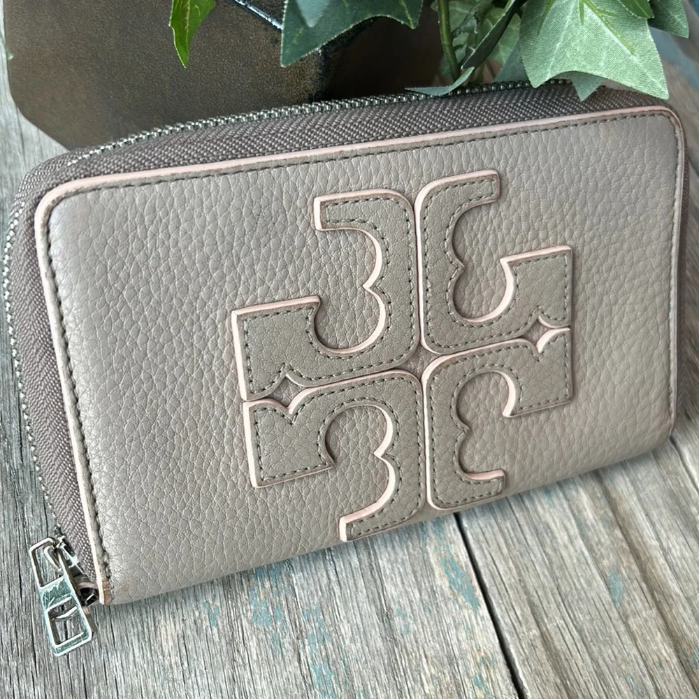 TORY BURCH Zip Wallet in Textured Leather (Light Oak) w/Double Logo~pls read!